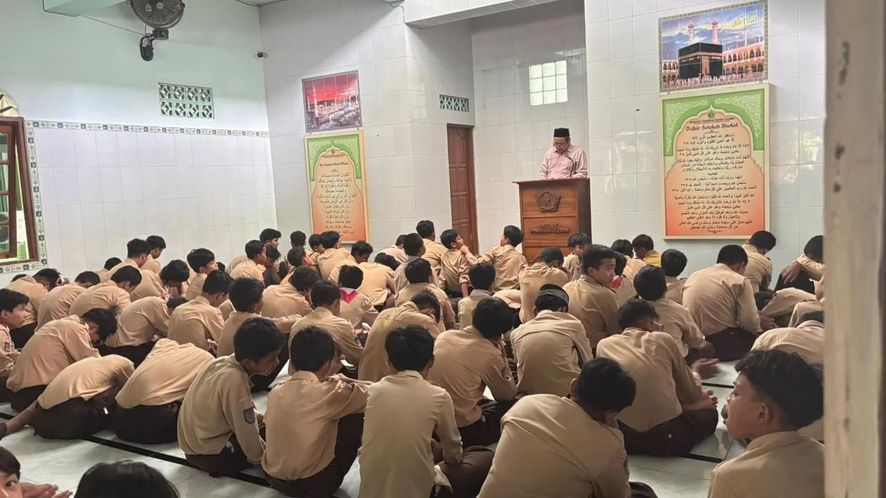 Ridha Allah Berawal dari Ridha Orang Tua, Pesan Menyentuh Warnai Salat Jumat MTsN 8 Sleman