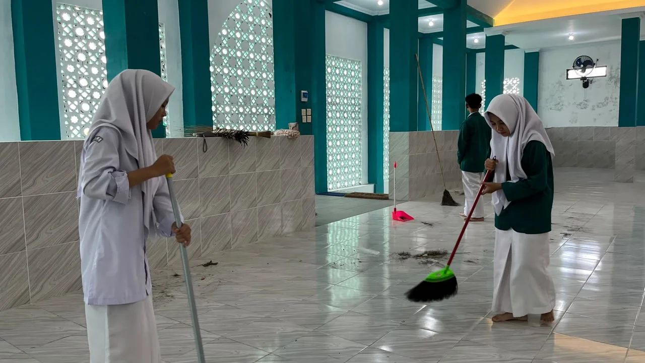 Geber Mas MAN 4 Sleman, Warga Madrasah Kompak Bersihkan Masjid An-Najah