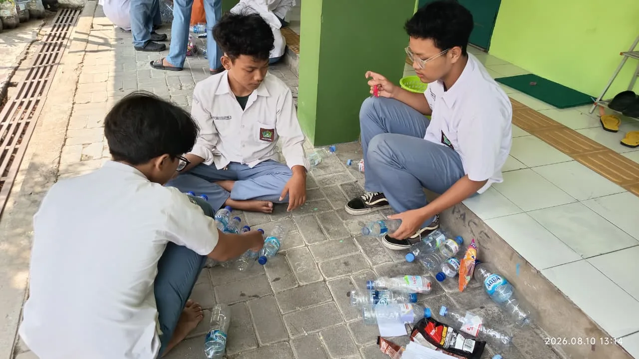 Progam Adiwiyata : MAN 2 Sleman Sulap Sampah Plastik Jadi Meja dan Kursi Ecobrick