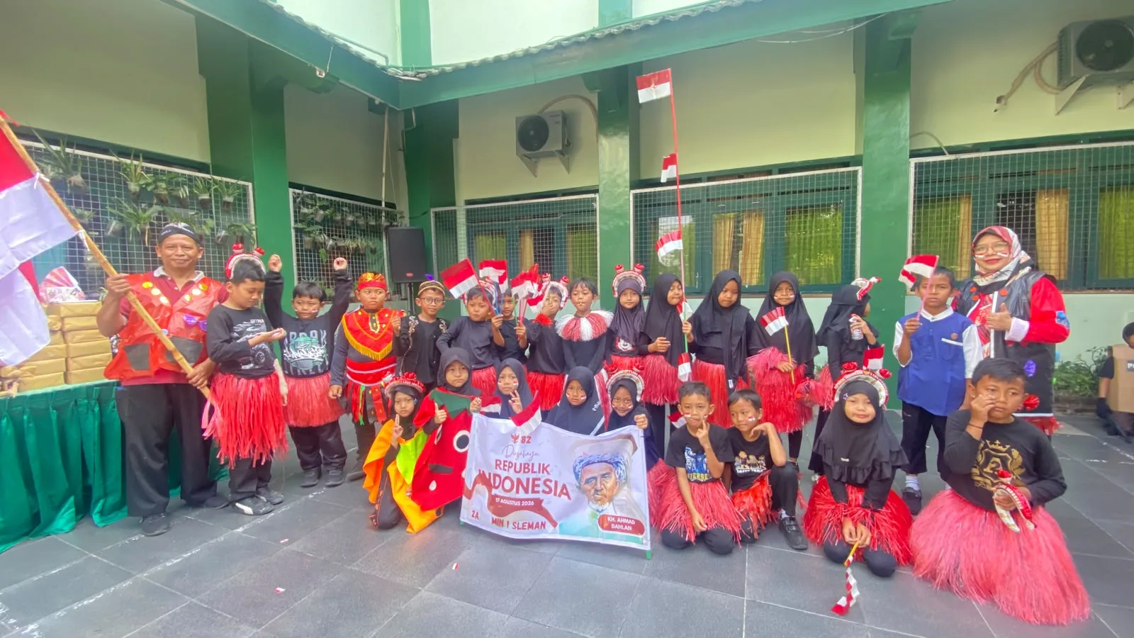Pawai Kemerdekaan MIN 1 Sleman Meriahkan HUT ke-81 RI
