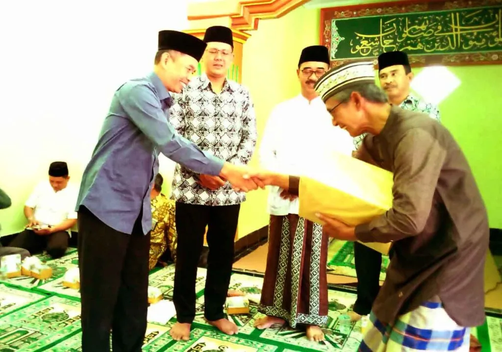 Kakankemenag Serahkan Bantuan Al Quran 