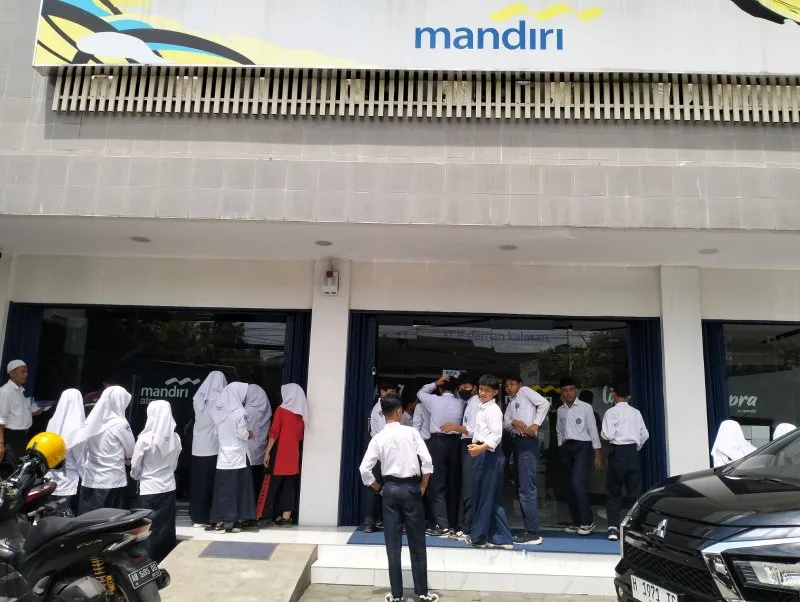 44 Siswa MTsN 8 Sleman Lakukan PIP di Bank Mandiri
