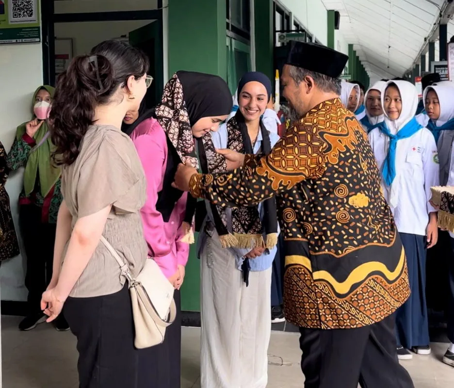 Bangga Berbatik: MTsN 1 Sleman Berikan Syal Batik Tradisional kepada Mahasiswi Belanda