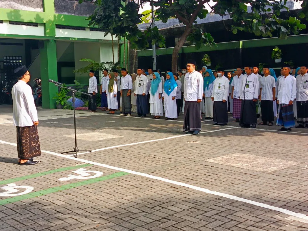 Dengan Pakaian Ciri Khas Santri, Kemenag Sleman Gelar Apel Hari Santri Nasional 2024