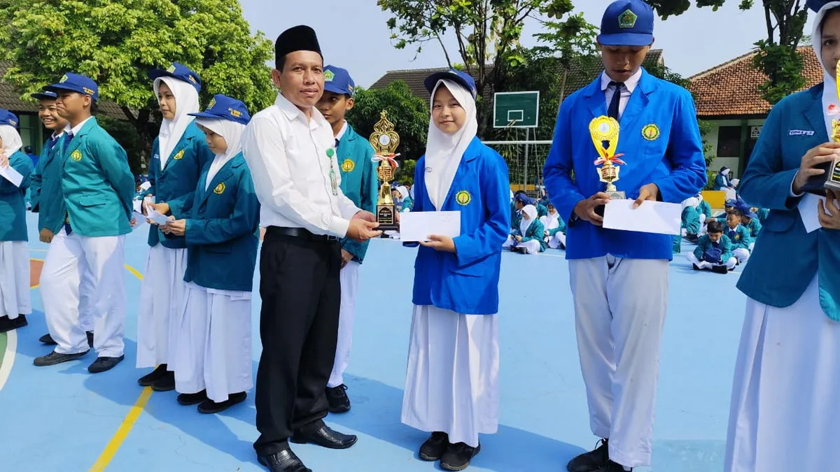 Chafiekah Cyntya Shofiana Terima Reward dari Kepala MTs Negeri 3 Sleman