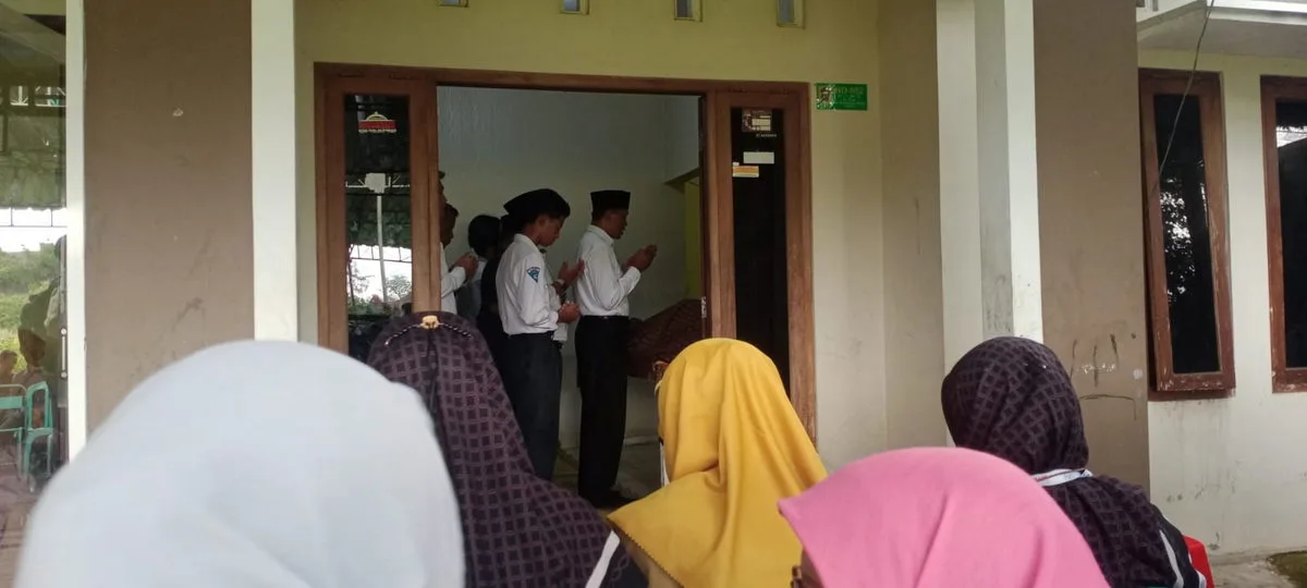Guru dan Siswa MTsN 8 Sleman Takziah ke Rumah Zharfa Taristhalita Nur Irza