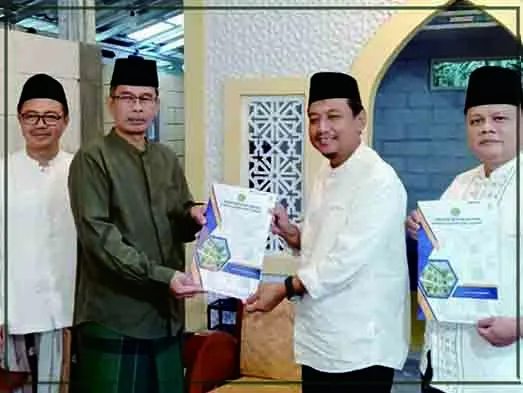 Kakankemenag  Sleman Serahkan SPT Penghulu Usai Safari Tarawih
