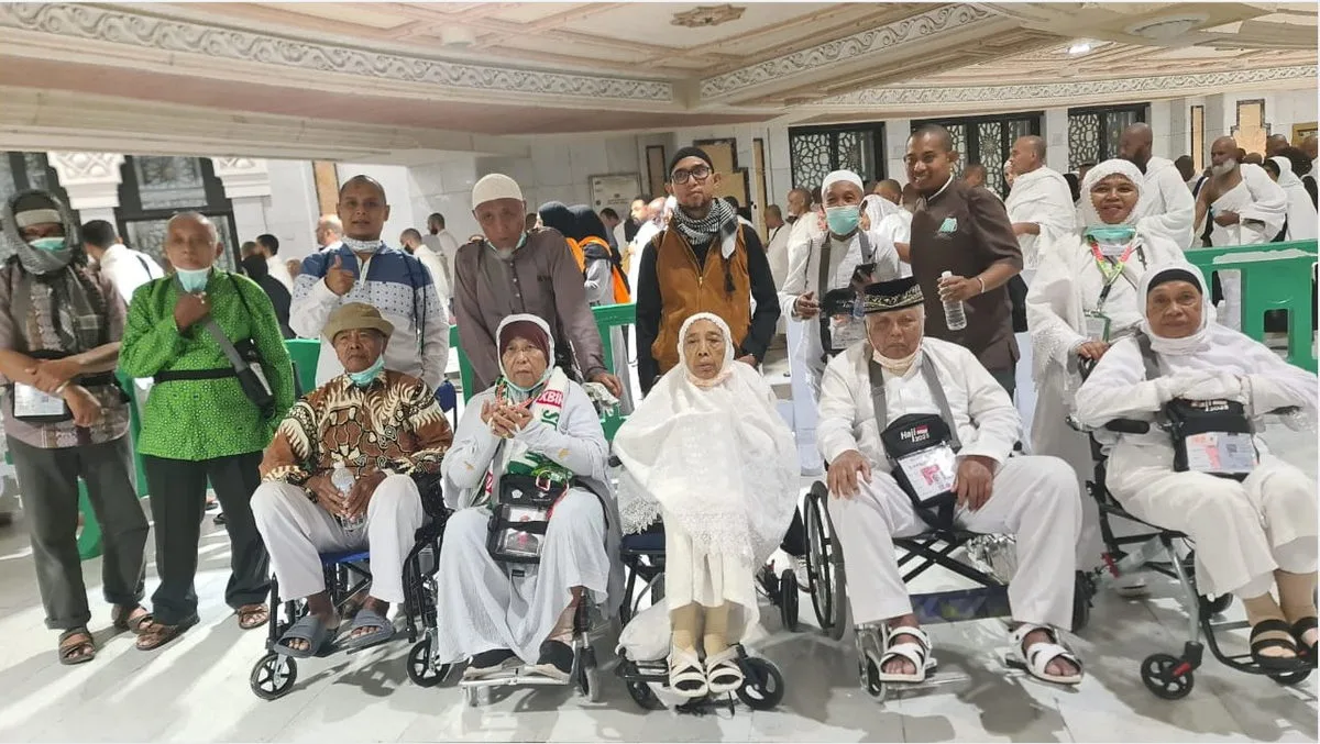 Relawan Ifadhoh Kloter 66 SOC, Dorong Jemaah Lansia