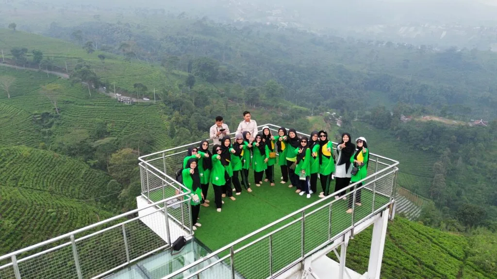 Menembus Sungai dan Langit: Jejak Seru Guru dan Pegawai MAN 2 Sleman di Wisata Alam Kemuning