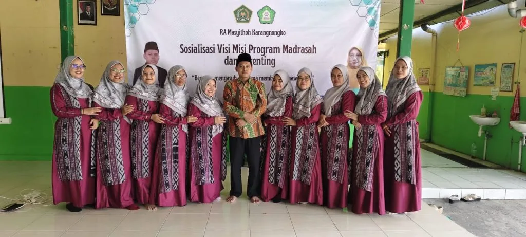 Hadiri RA Masyithoh Karangnongko, Sakhirin S.H.I. Edukasi 104 Wali Murid Soal Pola Asuh Anak
