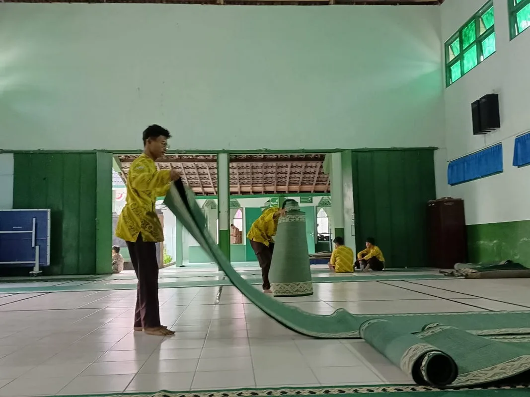 Rohis Luqmanul Hakim MAN 5 Sleman Bahu-Membahu Siapkan Tempat Salat Berjamaah