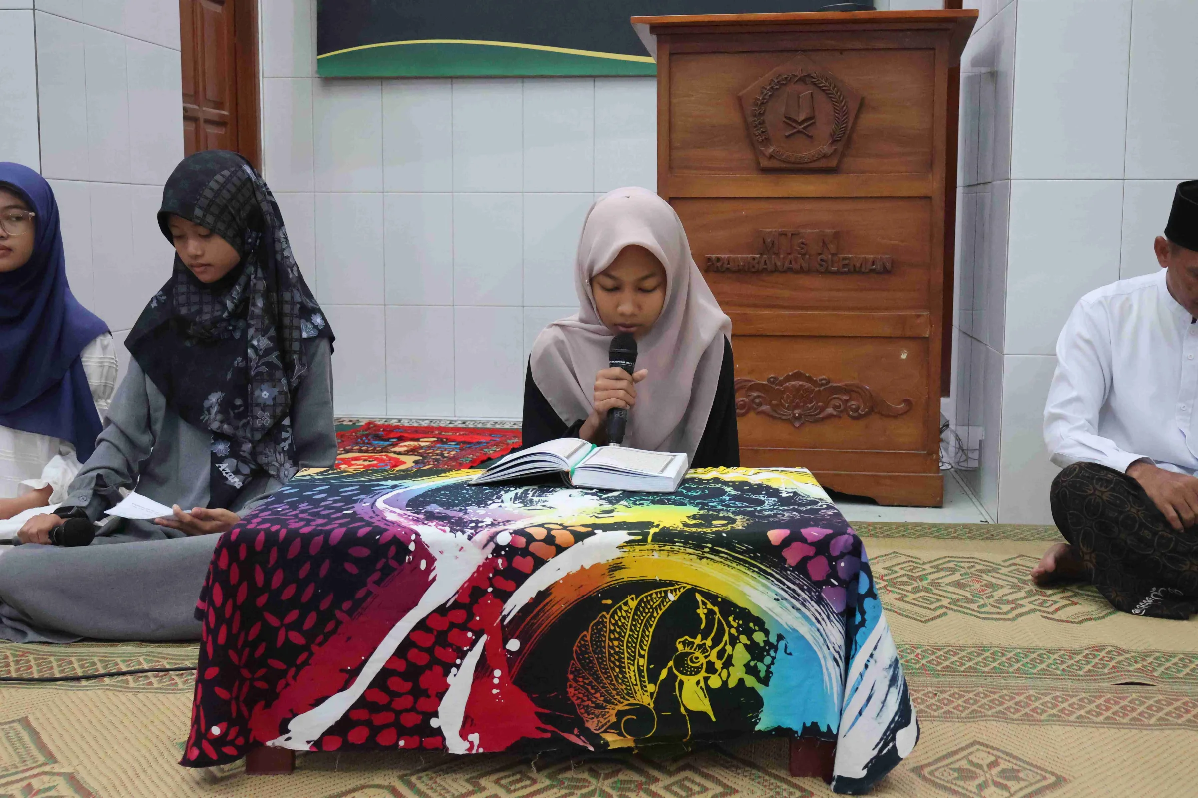 Lantunan Ayat Suci Al-Qur’an Merdu Nafi’ Maulidani Anwar Warnai Pembukaan Pengajian Ahad Legi MTsN 8 Sleman