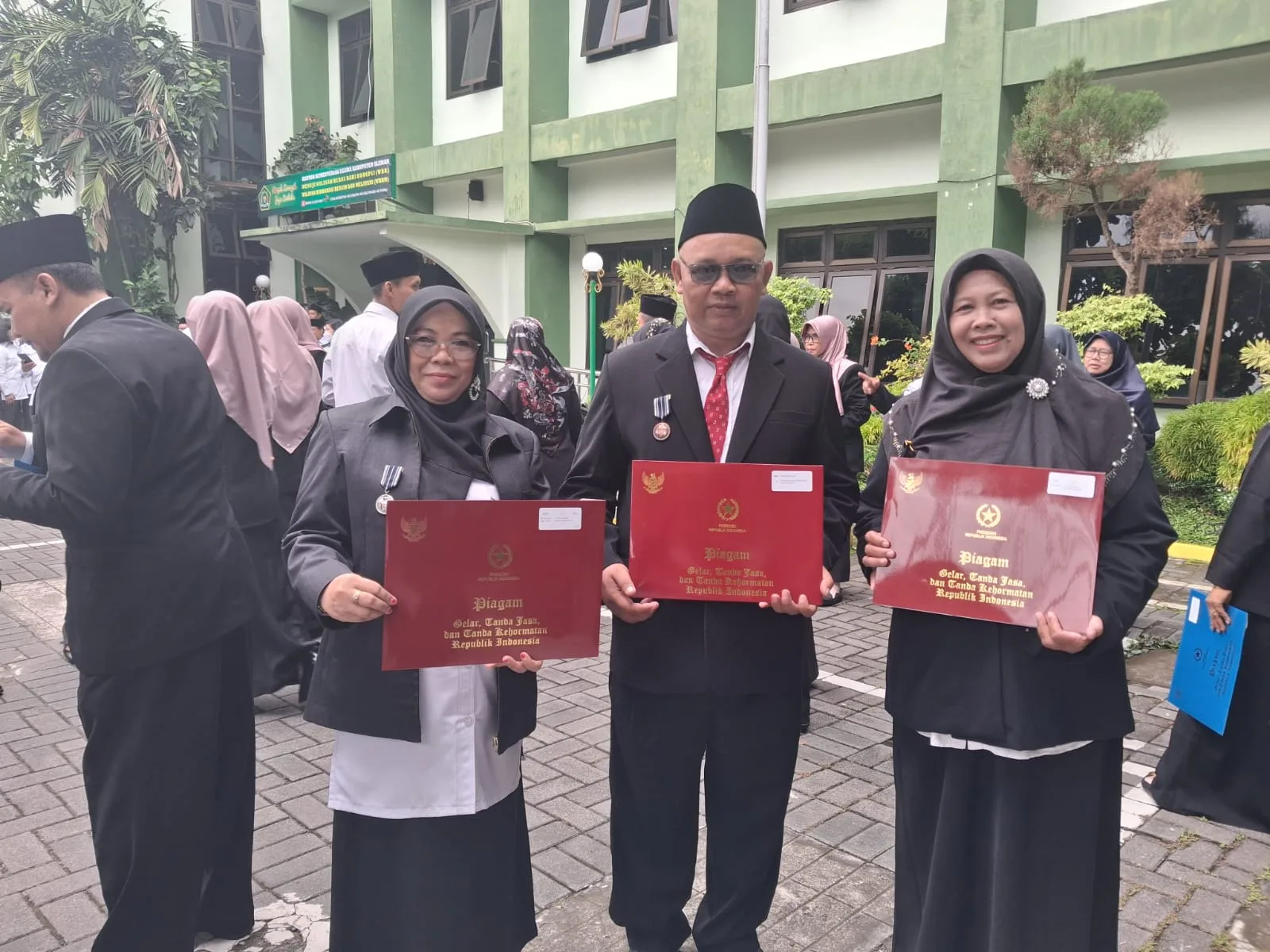 Dalam Upacara HAB Kemenag ke-80, Kepala MTsN 7 Sleman bersama  2 ASN Terima Satyalancana Karya Satya