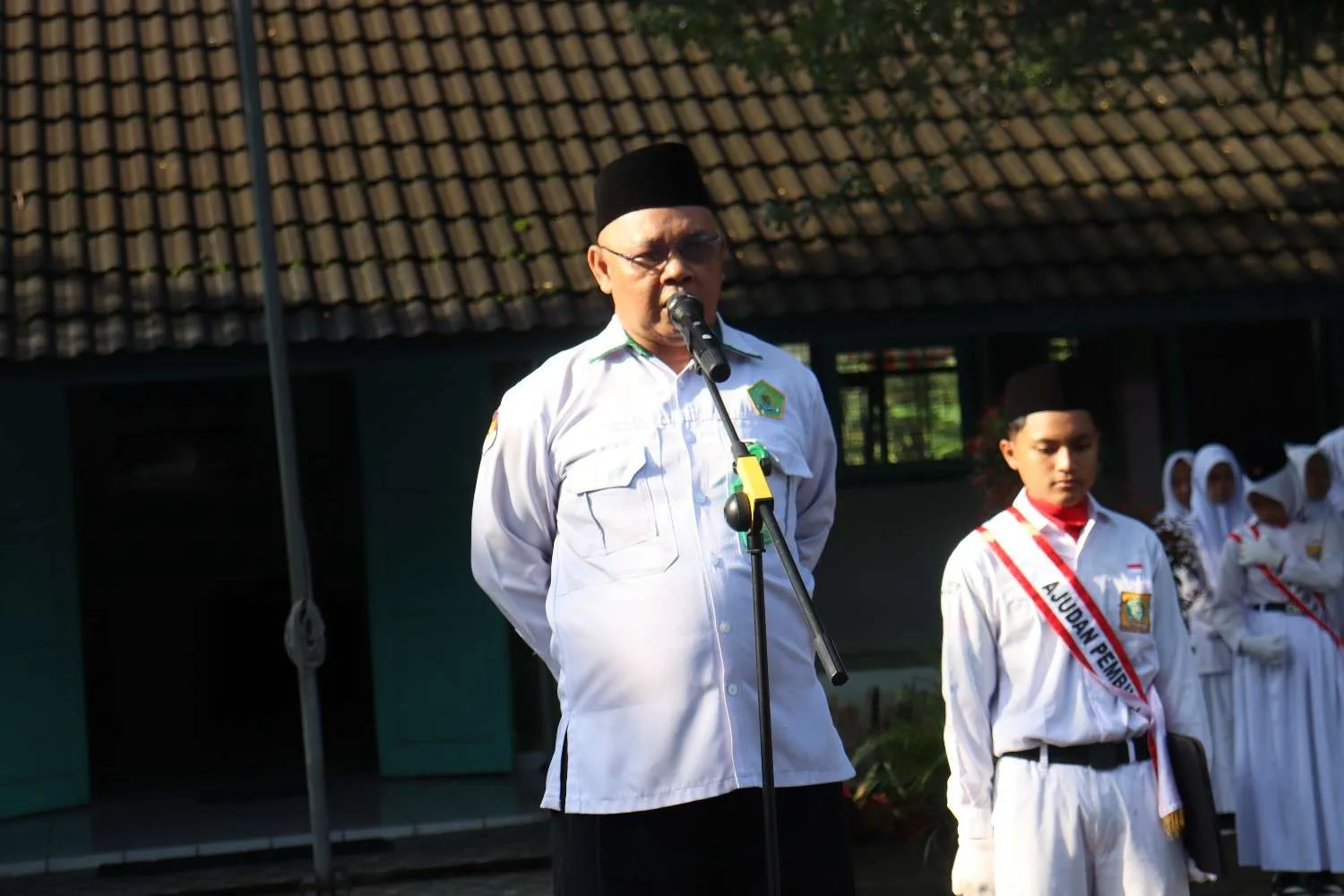 Pembina Upacara Tekankan Pentingnya Menanamkan Sikap Sopan Santun di lingkungan MTsN 7 Sleman