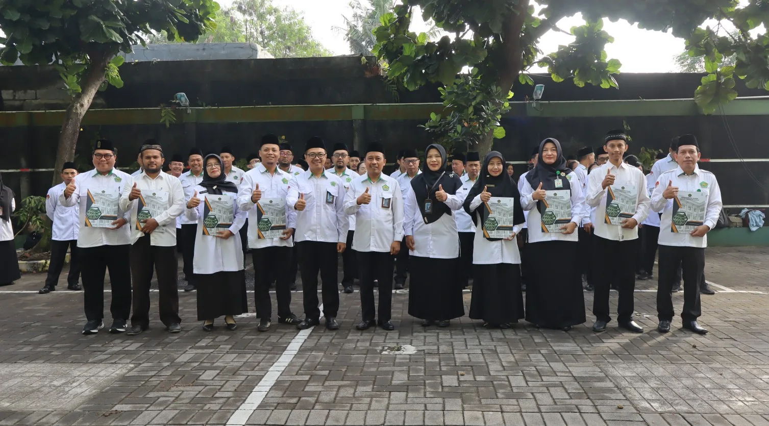 Kakan Kemenag Sleman Serahkan Piagam AGTK 2026 dan SK Mutasi ASN
