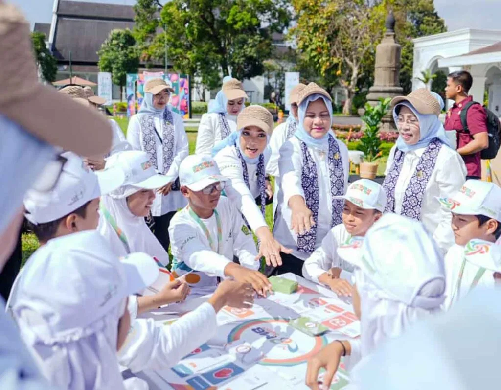 Siswa Madrasah Sleman Ikuti Kegiatan Bermain Bersama Ibu Negara