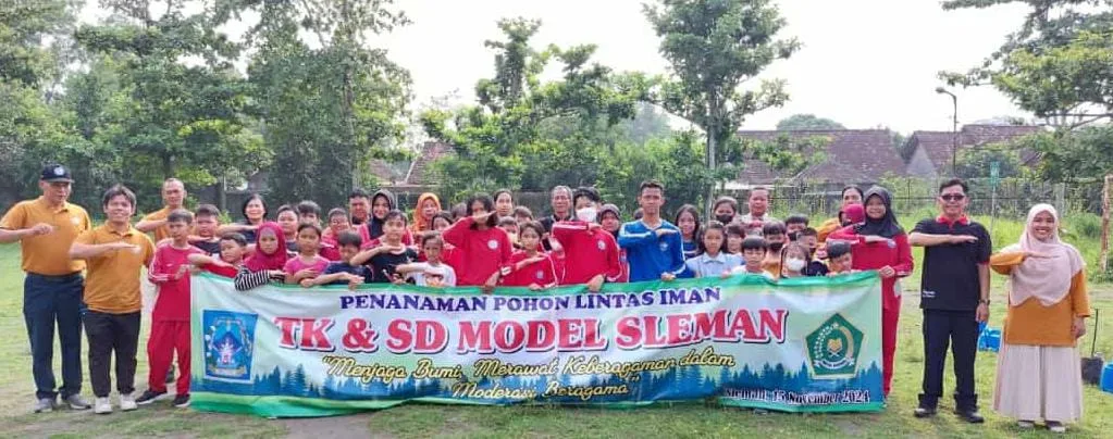 Murid SD Lintas Iman Tanam Pohon: Wujudkan Moderasi Beragama