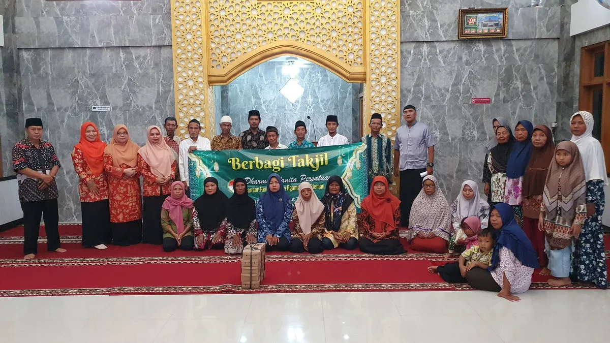 Peduli Sesama, DWP Kemenag Sleman Berbagi Takjil