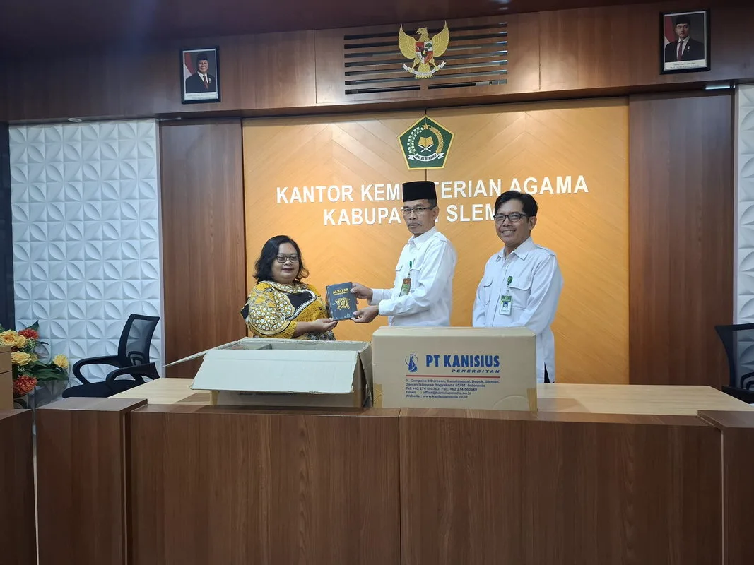 Serahkan Bantuan Kitab Suci, Kakan Berharap Mampu Menguatkan Iman Umat Katolik