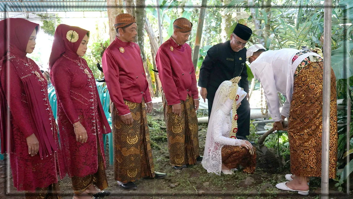 Peduli Bumi, Ilvan dan Dewi Tanam Pohon Sebelum Menikah