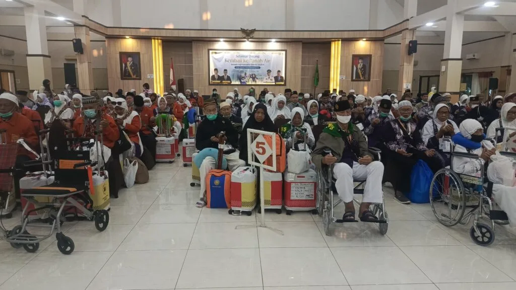 Kedatangan Jemaah Haji Sleman Kloter 67 Disambut Hangat di Debarkasi Donohudan Solo