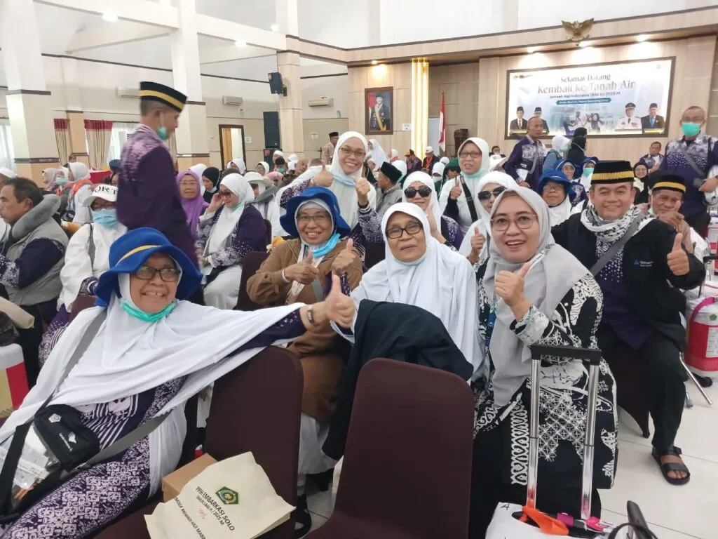 Jemaah Haji Sleman Kloter 71 SOC Tiba di Tanah Air, Disambut Penuh Kekeluargaan di Embarkasi Solo