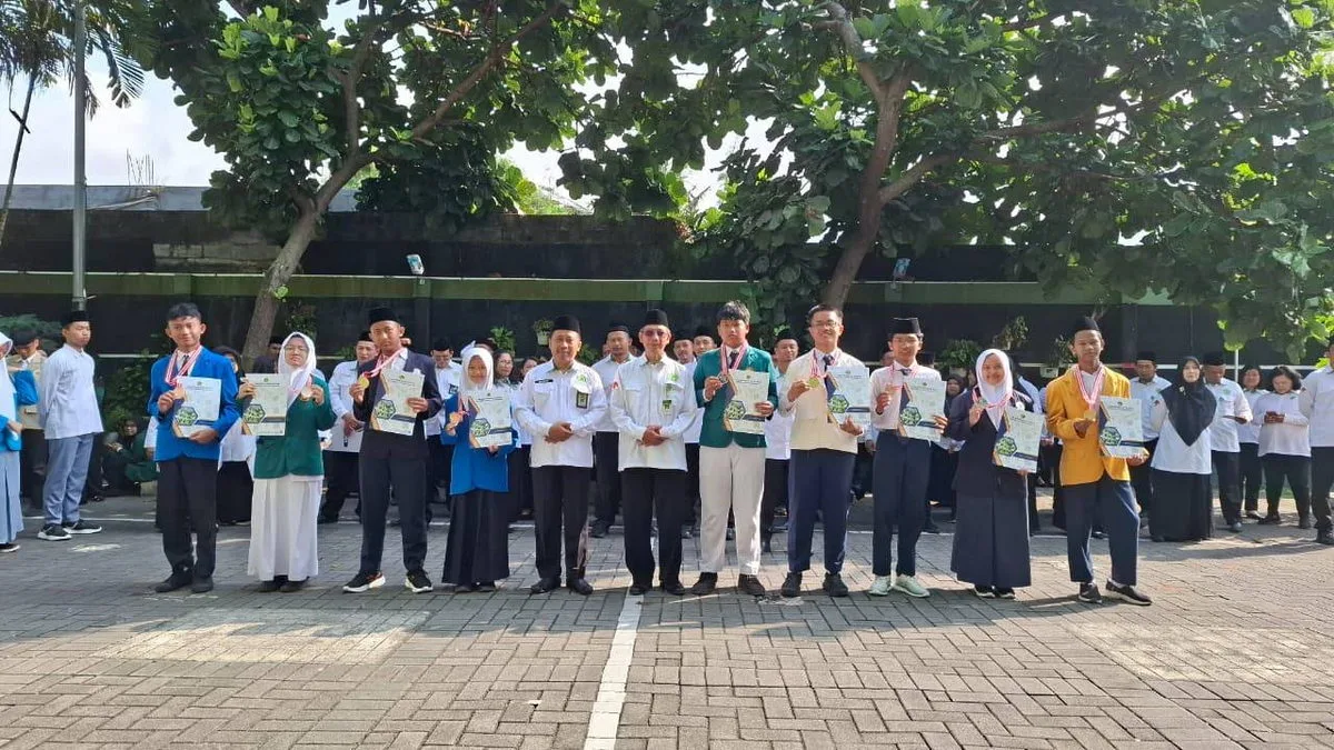 Kakan Kemenag Sleman Serahkan SK Kenaikan Pangkat dan Piagam Penghargaan Pemenang OMI 2025