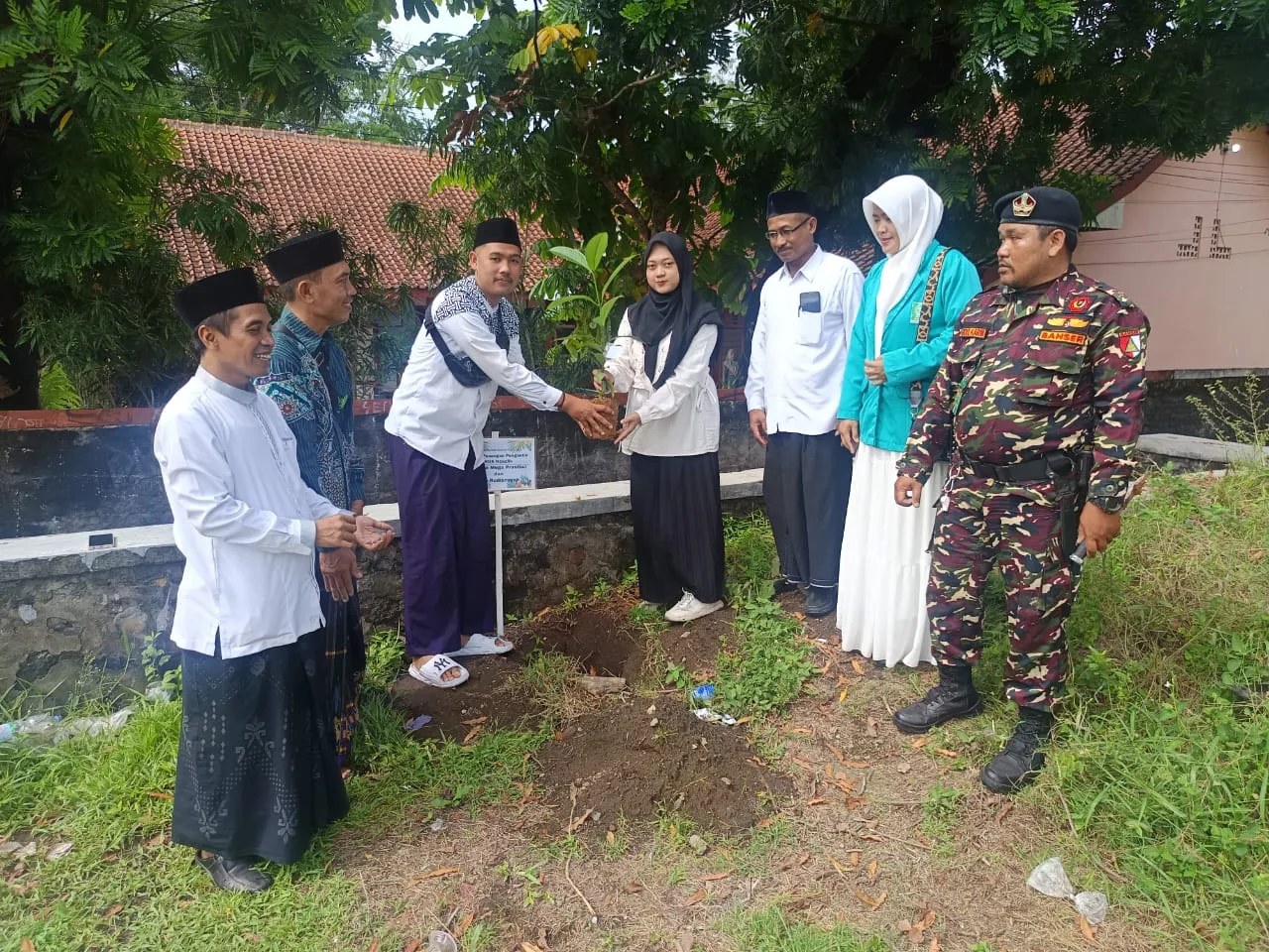 KUA NgaglikRayakan Hari Santri dengan Aksi Hijau dan Layanan Berdampak