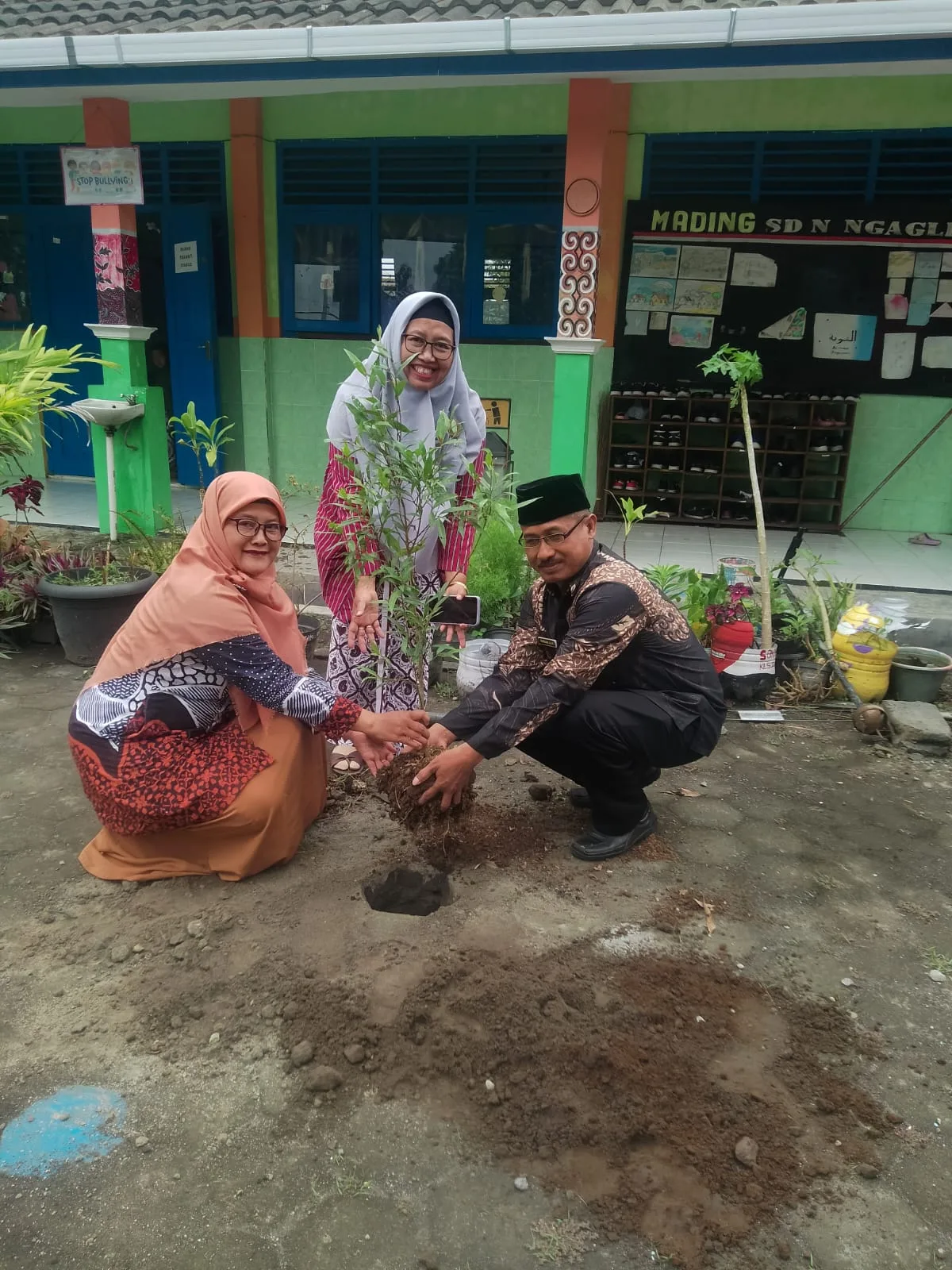 Semarak Hari Santri, KUA Ngaglik Tebar Cinta Bumi Lewat Gerakan Tanam Pohon di Sekolah