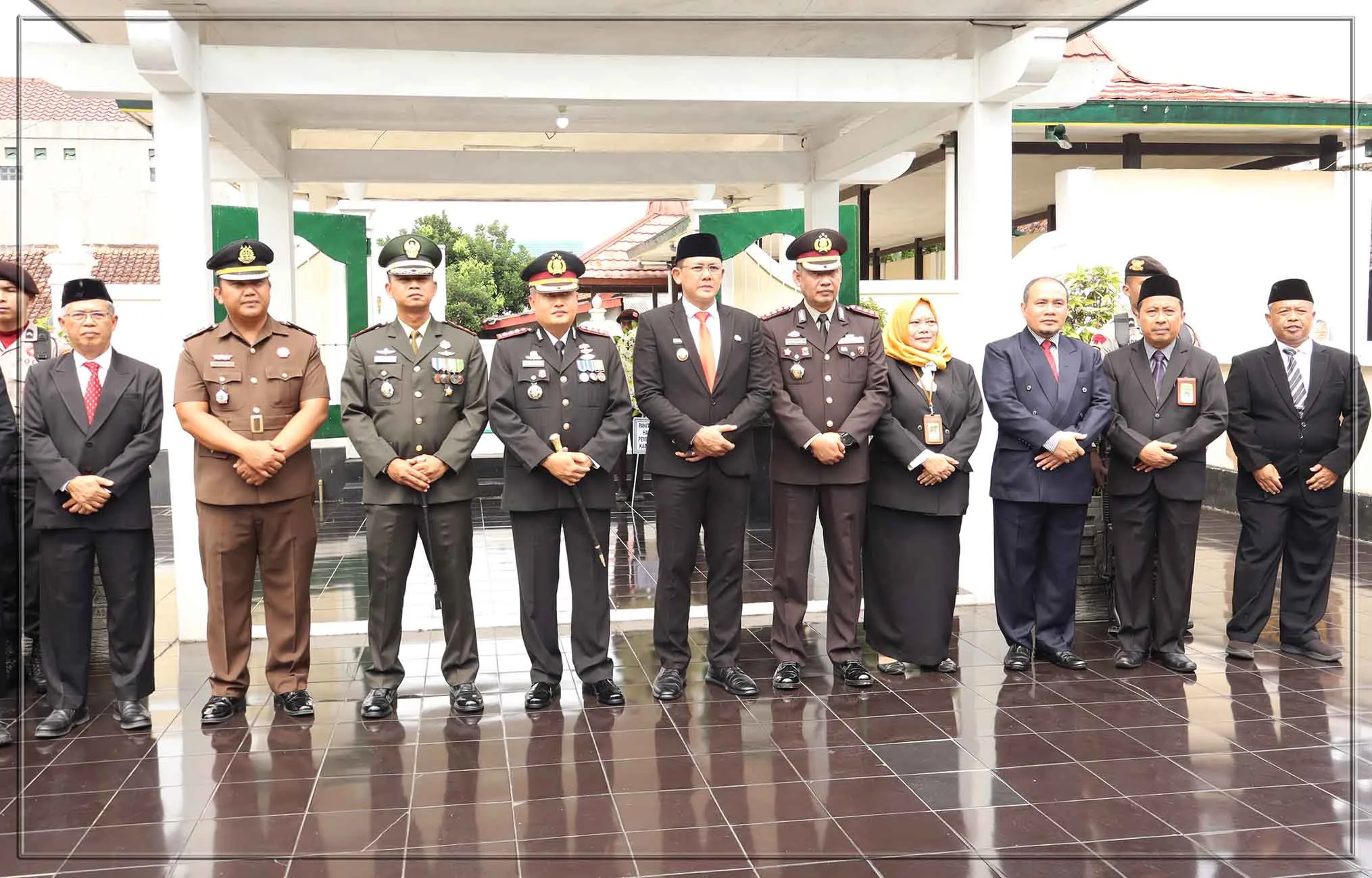 Warisi Semangat Juang, Wujudkan Pelayanan Berintegritas: Kakankemenag Sleman Hadiri Upacara Ziarah Nasional Hari Pahlawan 2025