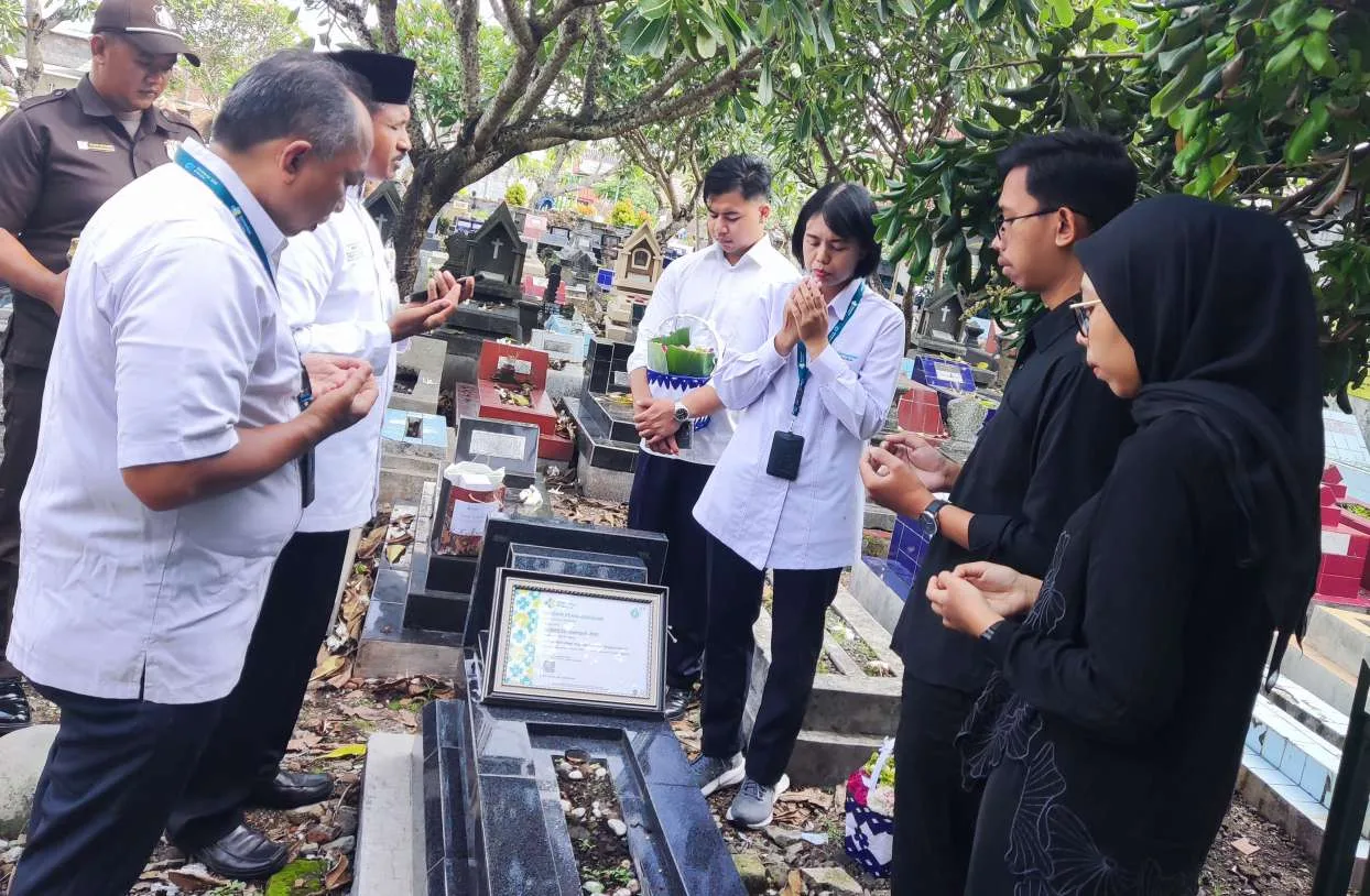 Peringati HKN ke-61, Kemenag Sleman dan RSUP Dr. Sardjito Teguhkan Semangat Humanitas dan Moderasi Beragama melalui Ziarah Pahlawan