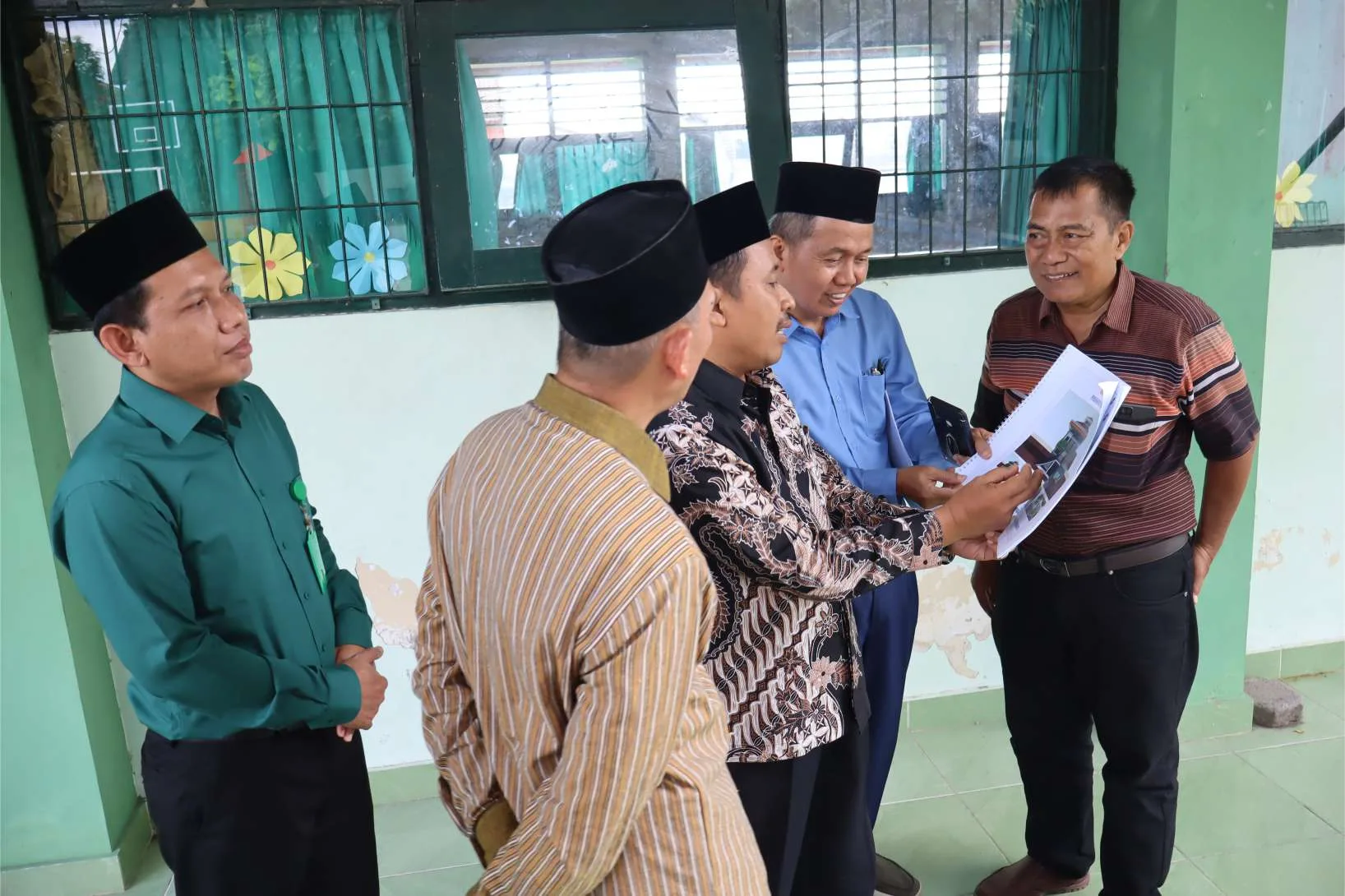 Kunjungi MTsN 3 Sleman, Kakankemenag Apresiasi Semangat Swadaya dalam Pembangunan Masjid Nurul Mujaddid