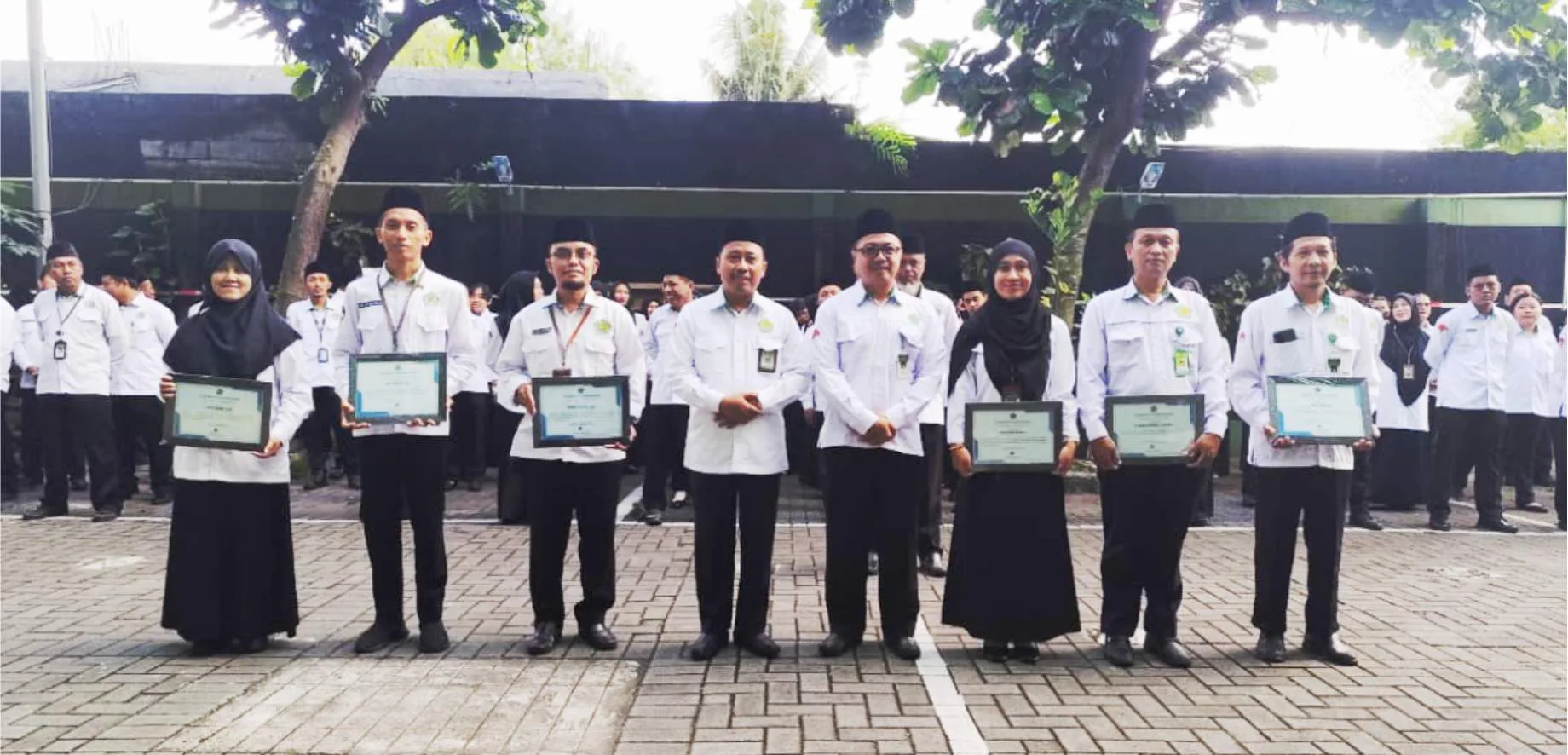 Kakankemenag Sleman Beri Penghargaan Kinerja Akhir Tahun untuk Perkuat Profesionalitas ASN