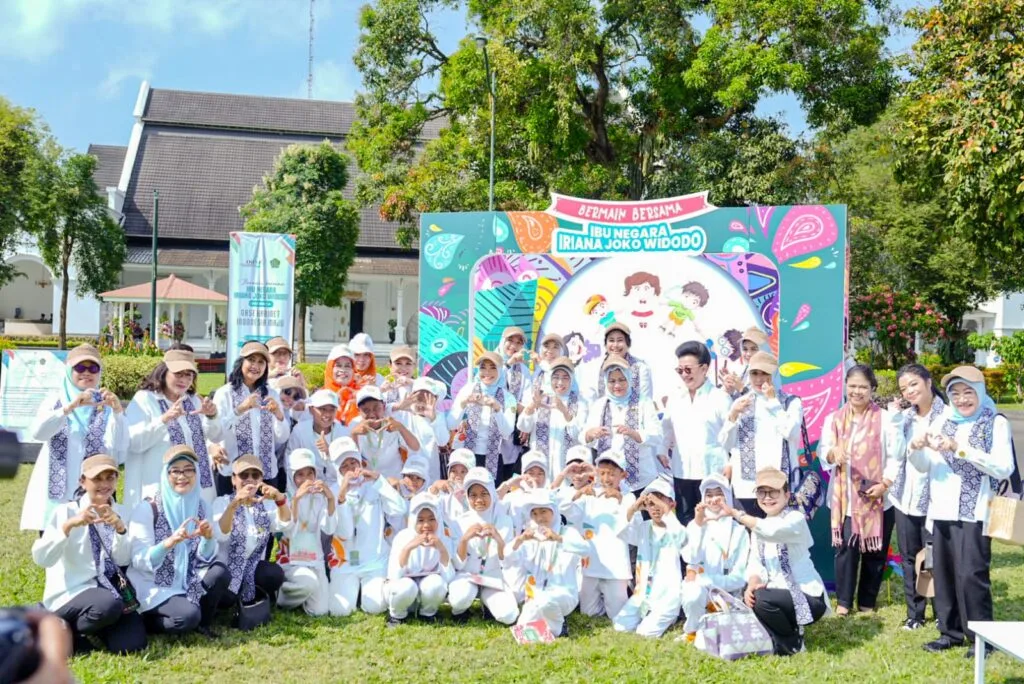 Siswa Madrasah Bermain MB Junior bersama Iriana Jokowi dan OASE KIM